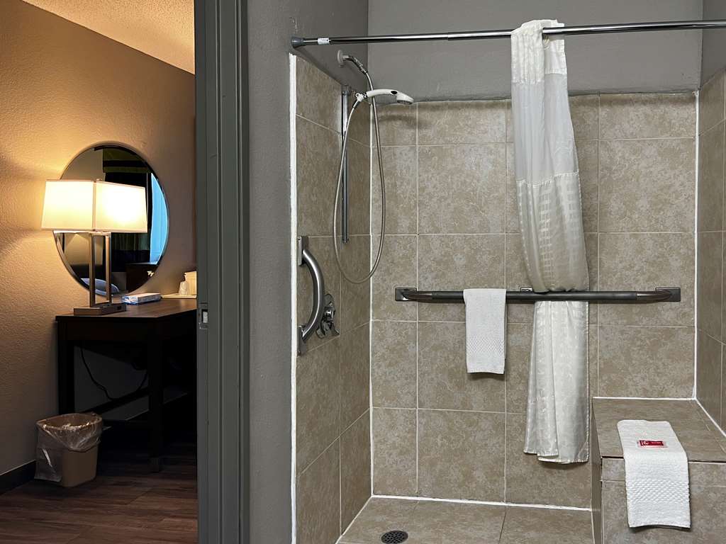 Econo Lodge - photo 16