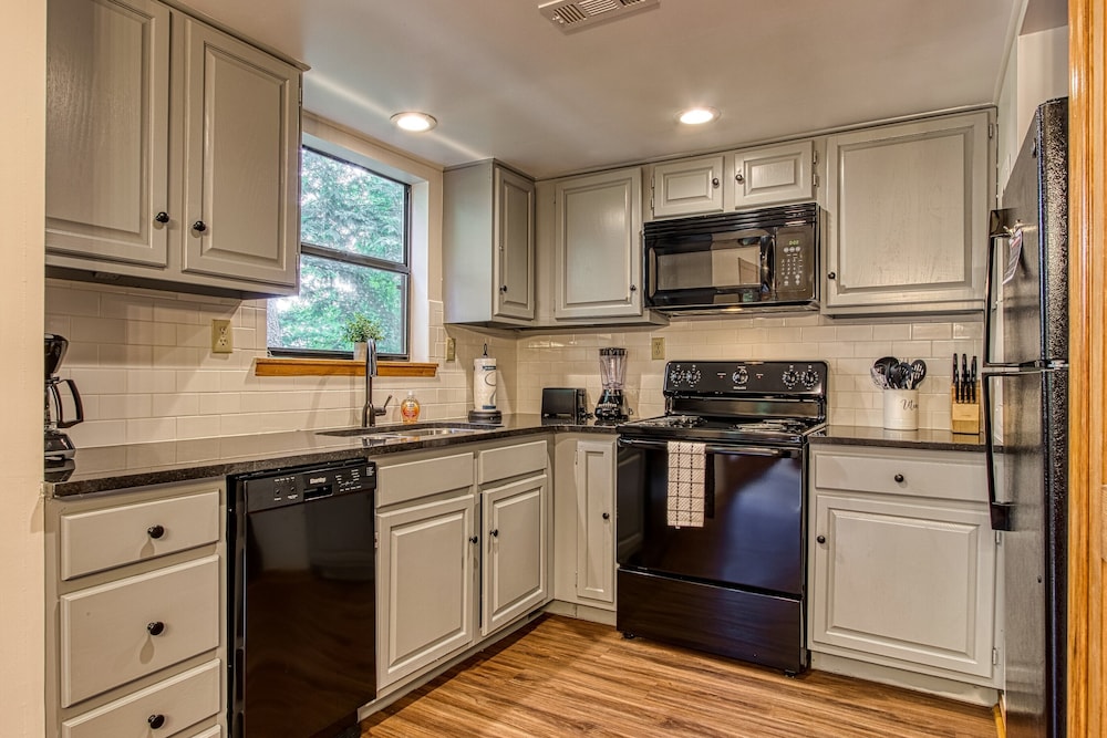 Pinecrest Townhomes 1K2Q Renovated - photo 12