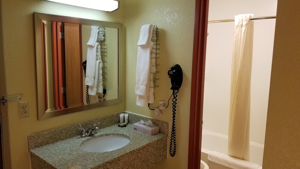 Red River Inn & Suites Fargo - photo 26