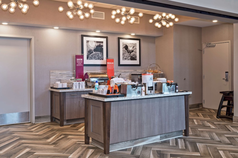 Hampton Inn & Suites Minneapolis University Area - photo 22