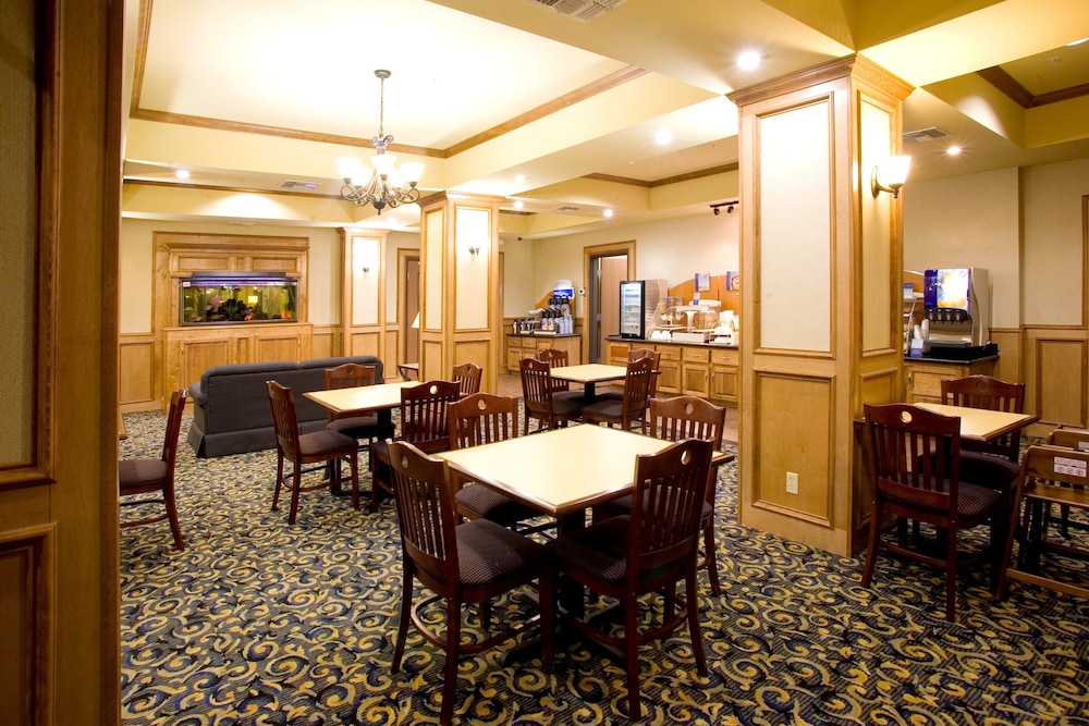 Holiday Inn Express and Suites Jourdanton Pleasant - photo 20