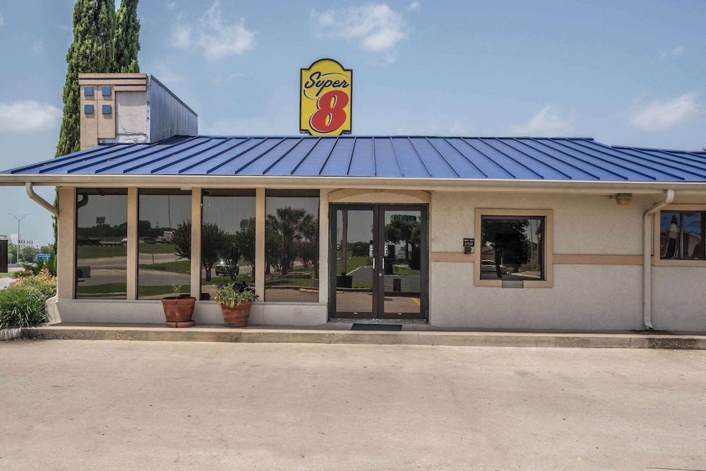 Super 8 by Wyndham San Marcos in San Marcos, United States