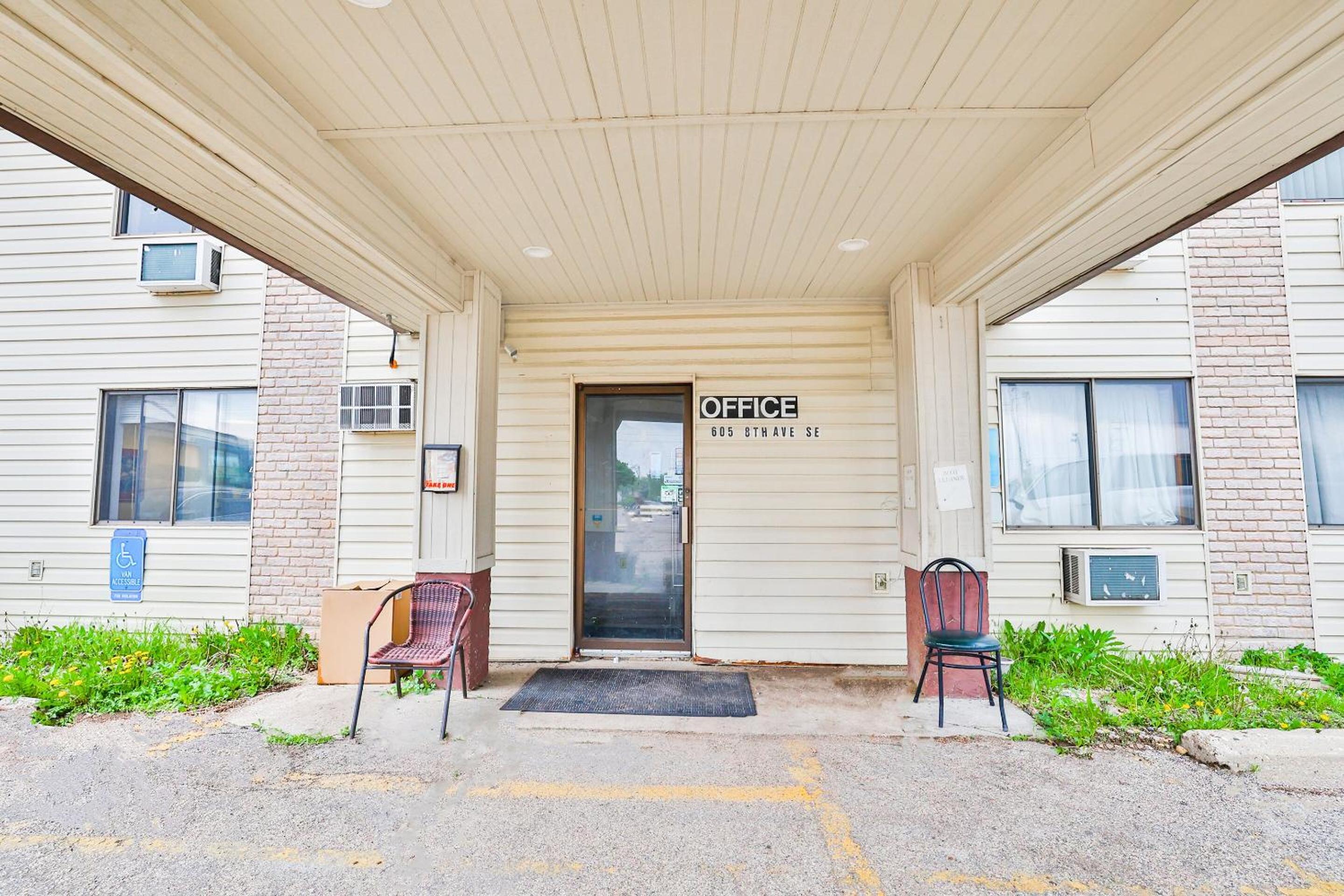 OYO Hotel Pipestone MN Canterbury Park - photo 5