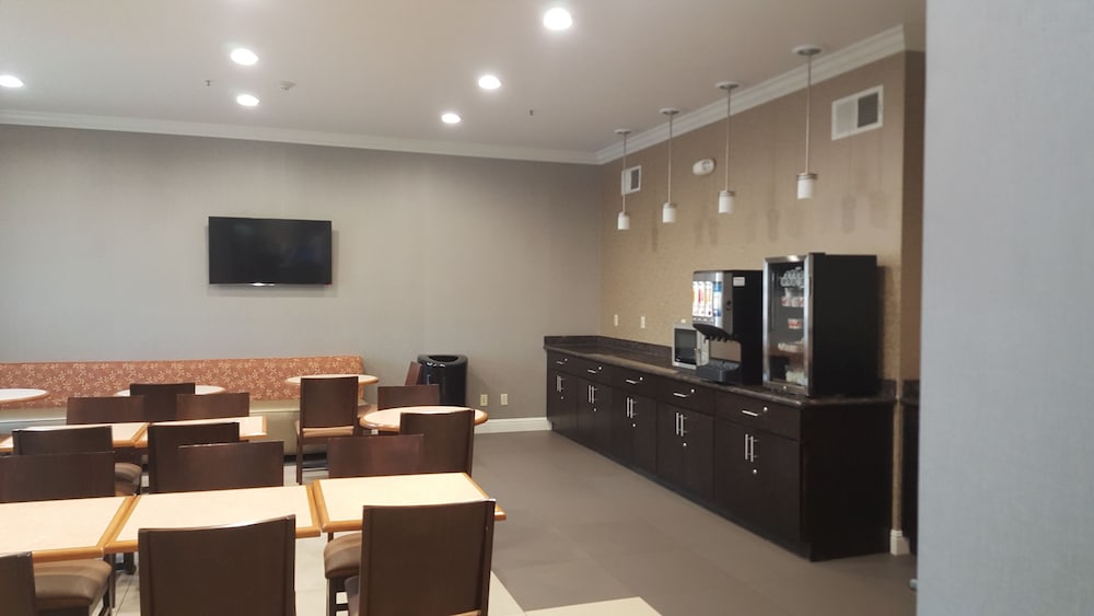 Best Western Plus Delta Inn & Suites - photo 23