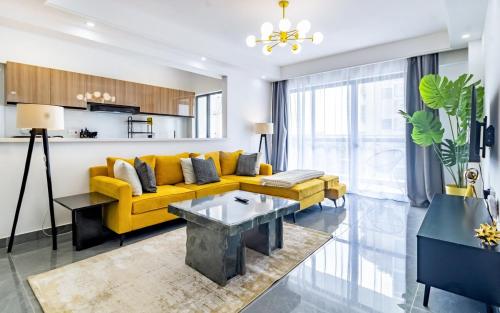 Modern 2 bed Apt in Riverside Westlands Nairobi behind Riverside Square Mall with Gym 5 minutes to CBD with scenic nature and River views situated on the 8th floor