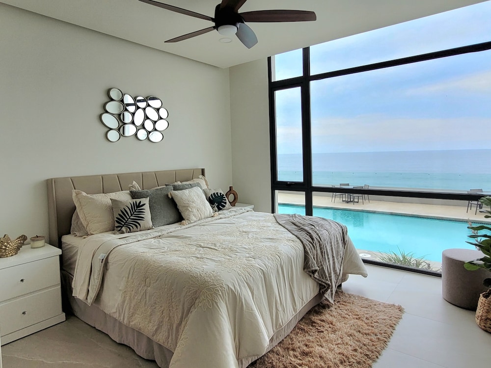 Seafront Luxury Condo Pool Jacuzzi — 4-Star Luxury Hotel in Rosarito, Mexico