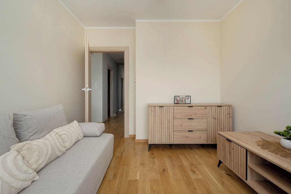 Exceptional Apartment with Parking for 6 Guests by Noclegi Renters — 4-Star Luxury Hotel in Wroclaw, Poland