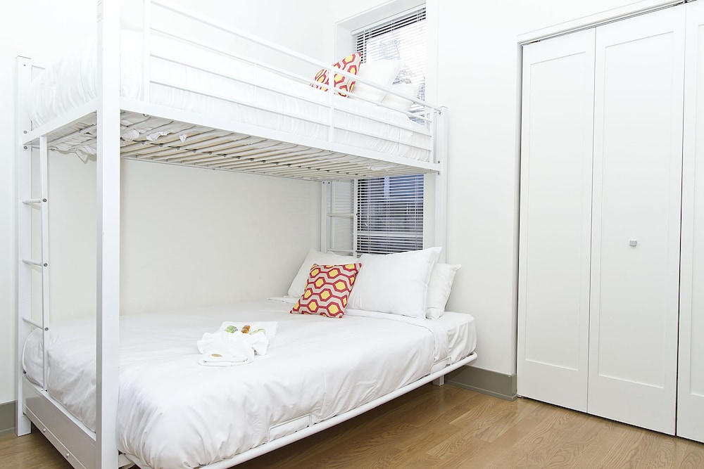 Vibrant 2BR in Wrigleyville by Sonder - photo 11