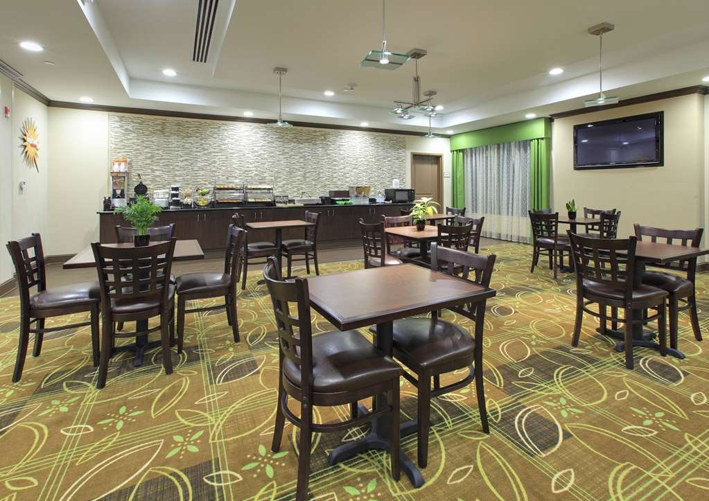 La Quinta Inn & Suites by Wyndham Memphis Wolfchase - photo 51