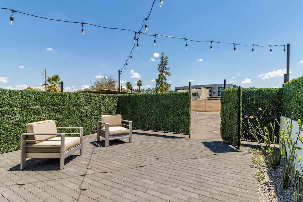 Luna & Stellar by Avantstay Modern Artist's Loft Buyout w 10 Brs Patio & Billiards - photo 27