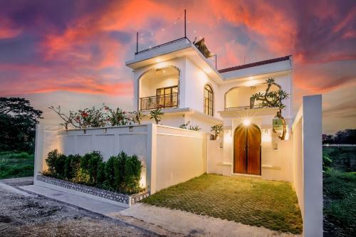 Brand New Canggu 3BR Villa Rooftop Gym Projector — 4-Star Luxury Hotel in Canggu, Indonesia