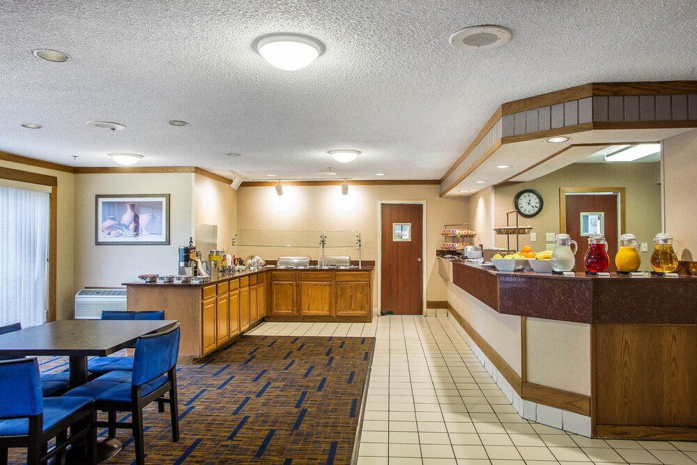 Howard Johnson by Wyndham Merrillville - photo 37