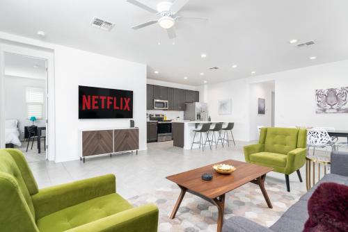 Stylish & Bright Gem King Queen Beds Backyard in Casa Grande, United States