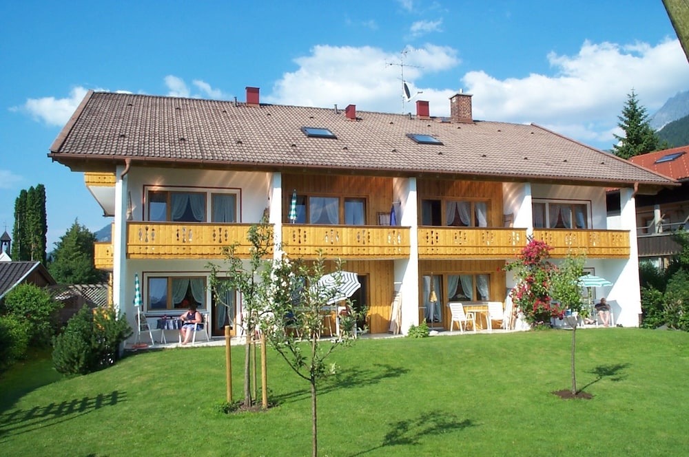 Ferienapartmenthaus Hubertushof — 4-Star Luxury Hotel in Mittenwald, Germany