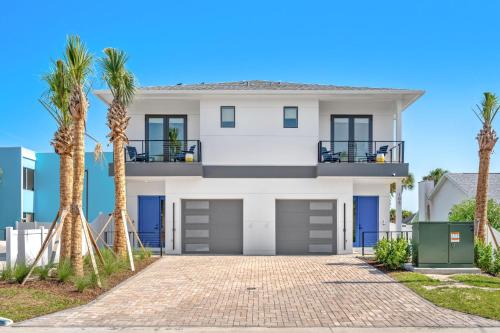Salty Serenity Villa New Luxe Escape with Hot Tub Spa & Rocket Views Walk to Beach — 4-Star Luxury Hotel in Cocoa Beach, United States