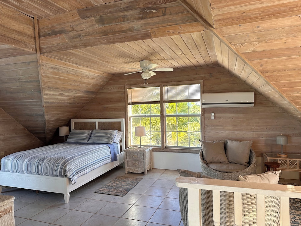 Seaside Serenity Private Retreat With Ocean Views — Unknown City