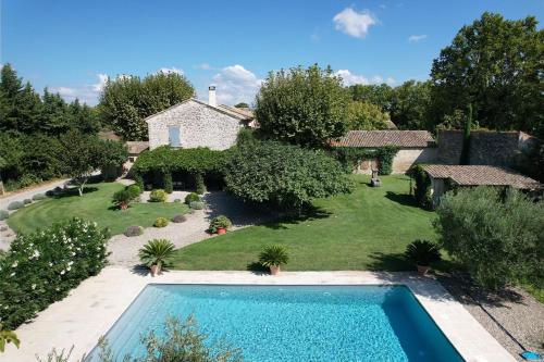Superb Prestigious Mas With Pool In The Countryside Of Caumont Sur Durance Close To Avignon Sleeps 8 — hotel in Caumont-Sur-Durance