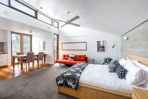 'Studio 43' Vintage Warehouse Vibes in Fitzroy North — 4-Star Luxury Hotel in Melbourne, Australia