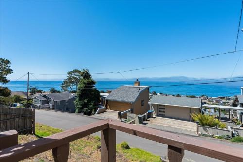 Cozy Oceanview Beach House Monthly Spring Special Mar thru May — 4-Star Luxury Hotel in Cambria, United States