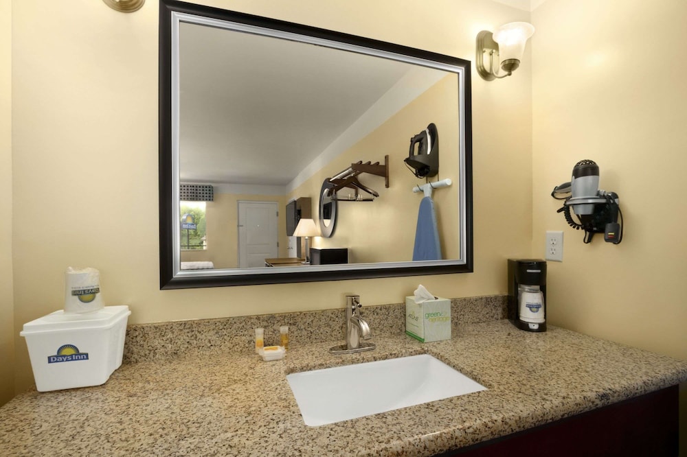 Days Inn by Wyndham Fultondale - photo 13