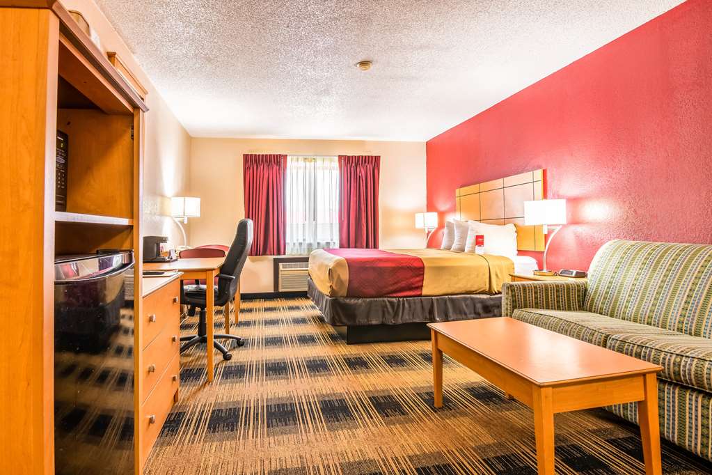 Econo Lodge Topeka at Wanamaker - photo 12