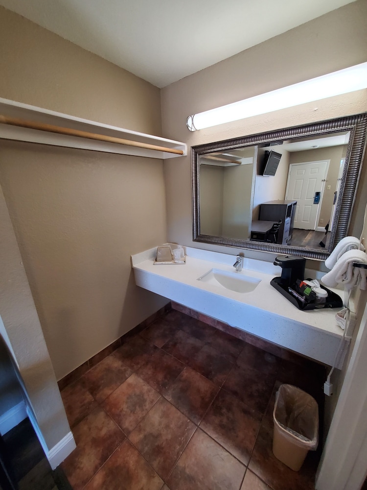 Rodeway Inn Downtown - photo 4