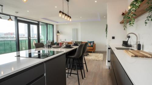 3 BDR City Centre Penthouse by Belfast City Breaks — 4-Star Luxury Hotel in Belfast, United Kingdom
