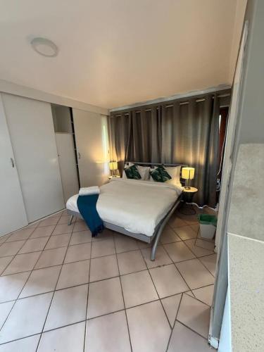 17D Stylish Spacious Studio Scenic Balcony Views