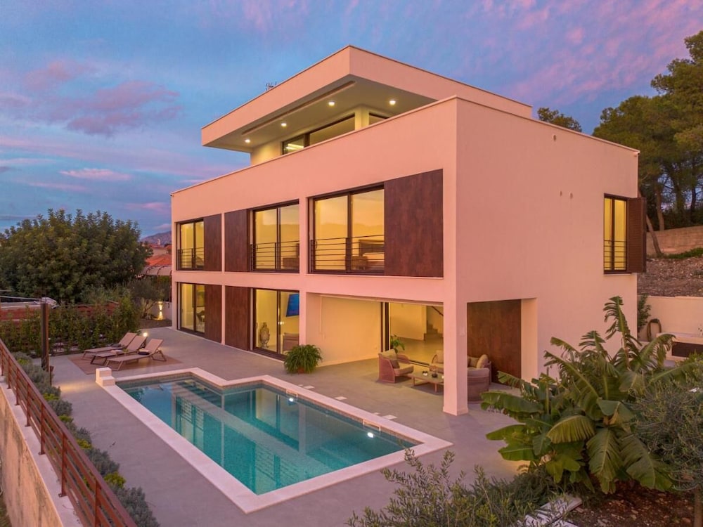 Villa Remi — 4-Star Luxury Hotel in Selca, Croatia
