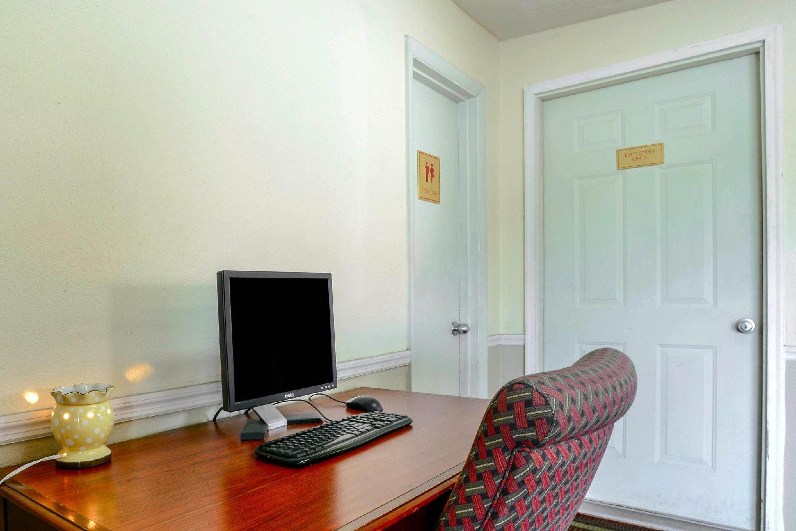 Econo Lodge Inn & Suites - photo 15