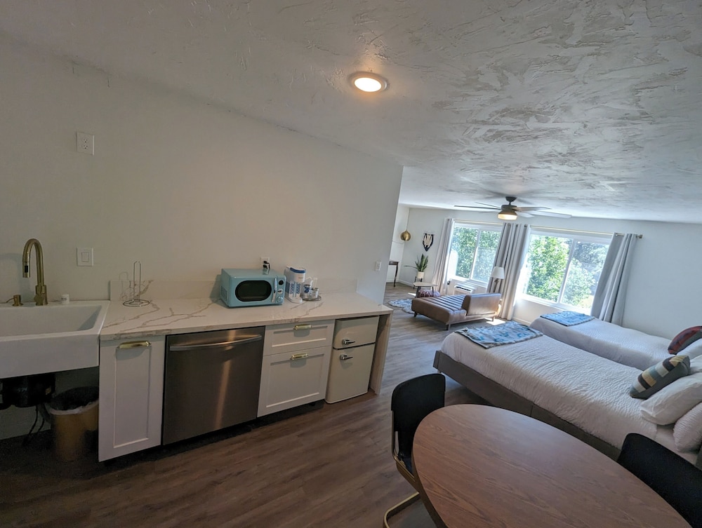 Sierra Blue Hotel & Swim Club - photo 34