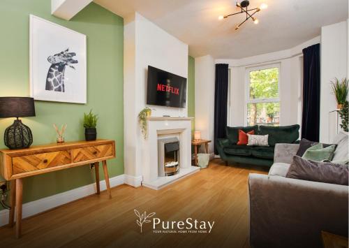 BIG Contractor House with 6 Beds & Free Parking by PureStay 7 night min in Manchester, United Kingdom