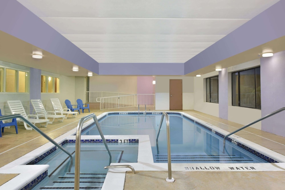 Howard Johnson Hotel & Suites by Wyndham Allentown Dorney - photo 40