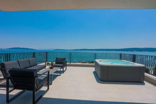 Beachfront Villa Sol&Mar with heated pool and jacuzzi — 4-Star Luxury Hotel in Kastel Stafilic, Croatia