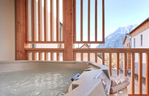 die Tauplitz Lodges Alm Lodge A5 by AA Holiday Homes — 4-Star Luxury Hotel in Tauplitz, Austria