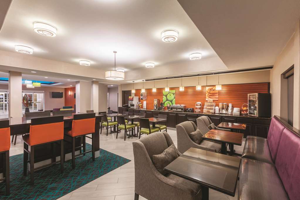 La Quinta Inn & Suites by Wyndham Houston Bush Intl Airpt E - photo 35