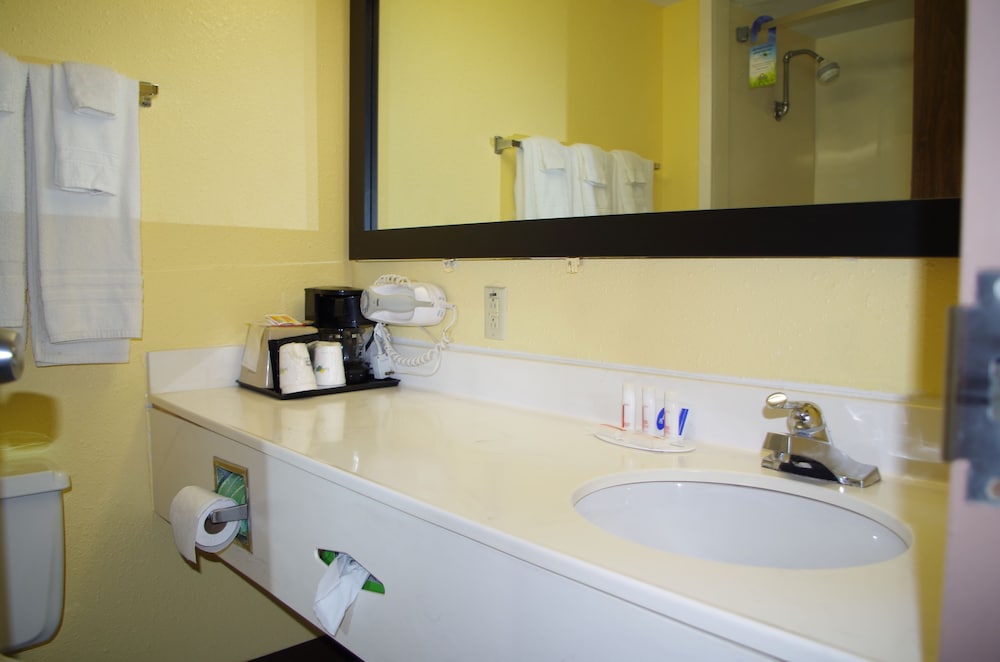 Days Hotel & Conference Center by Wyndham Danville - photo 27