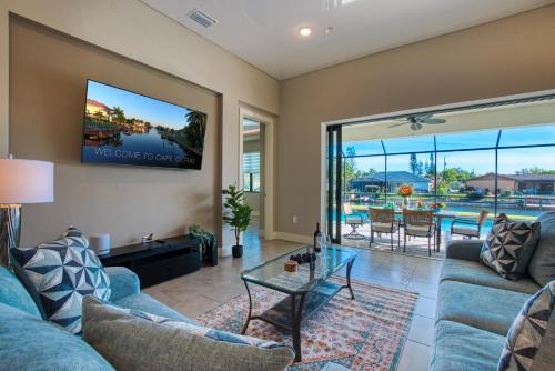 Villa Modern Times 4 Beds 2 Baths 8 Guests Waterview & Pool Incl. 10 Off Boat Rental — 4-Star Luxury Hotel in Cape Coral, United States