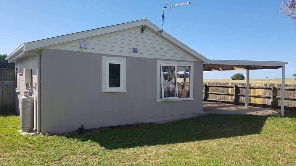 LOW HEAD beachside bungalow Cockle Shell — 4-Star Luxury Hotel in George Town, Australia