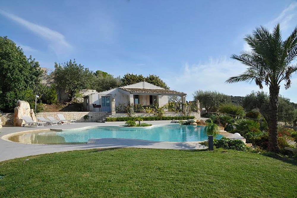 Villa Iris — 4-Star Luxury Hotel in Scicli, Italy
