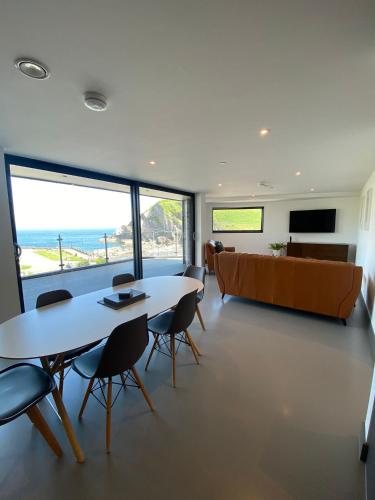 3 The View apartments Ilfracombe Hot Tub Parking Lift EV — 4-Star Luxury Hotel in Ilfracombe, United Kingdom