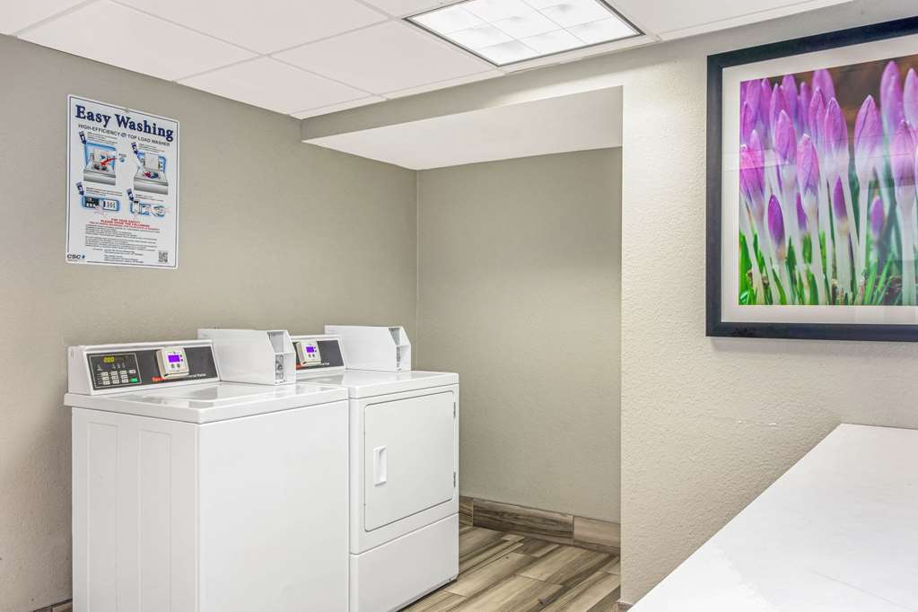 La Quinta Inn & Suites by Wyndham Orlando Airport - photo 77
