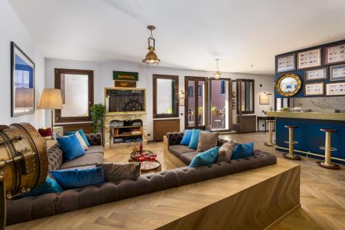 The Yacht House Canal View — 4-Star Luxury Hotel in Venice, Italy