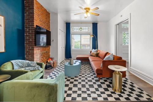 Midcentury 5BD BBQ & Yard Close to DT & Pitt in Pittsburgh, United States