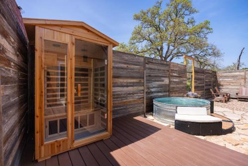 Romantic Luxury stay w Sauna Pool & Amenities on 10 acres in Wimberley, United States