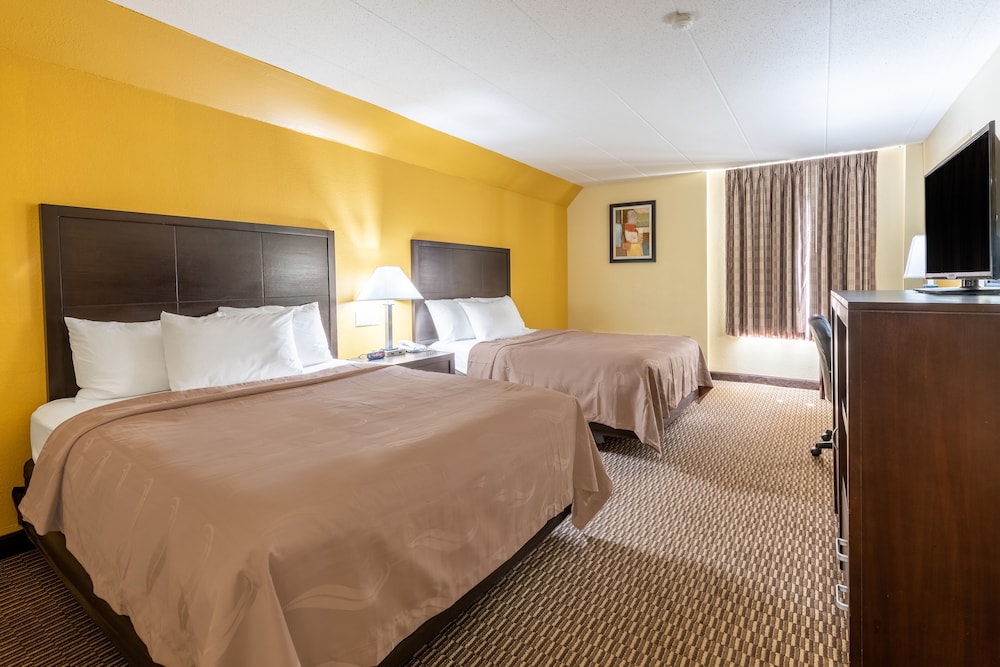 Quality Inn & Suites Cincinnati Uptown Norwood - photo 7