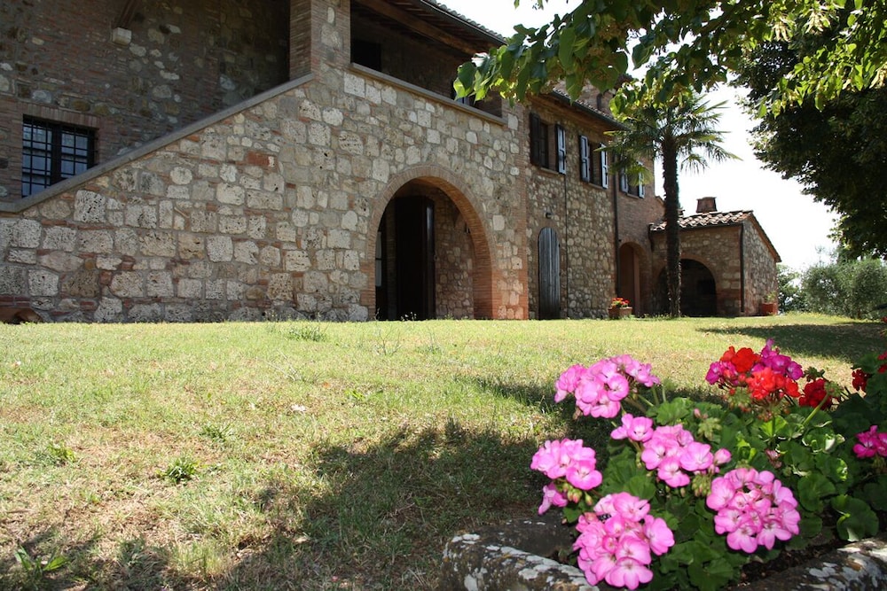 Agriturismo Palazzo Bello — 4-Star Luxury Hotel in Cetona, Italy