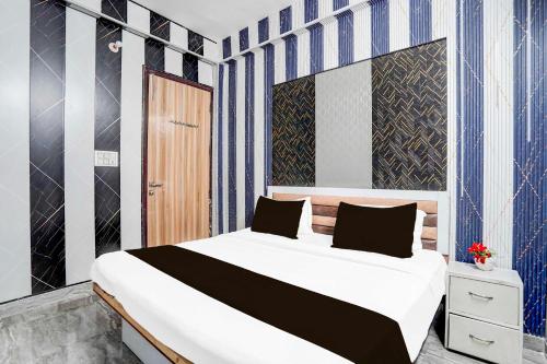 Collection O Sector 121 Gaur City Mall Noida Royal FNG in Noida, India