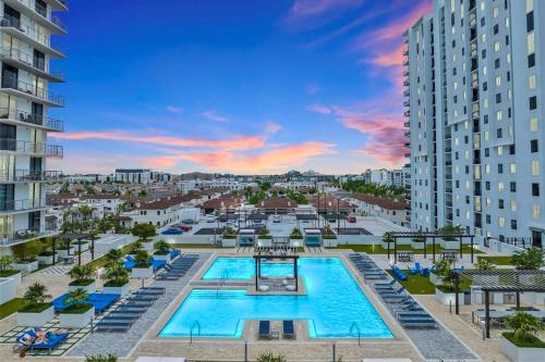 Stylish Studio with Pool View at the Heart of Downtown Doral — 4-Star Luxury Hotel in Miami, United States