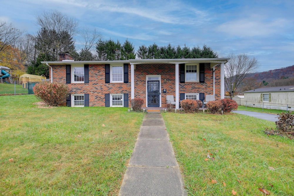 Bluefield Home With Covered Deck Near Parks 17957347 — Bluefield